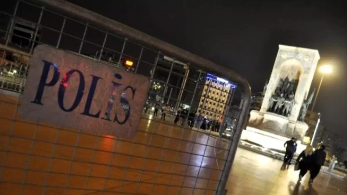 Taksim Meydanı Bariyerlerle Kapatılmaya Başlandı