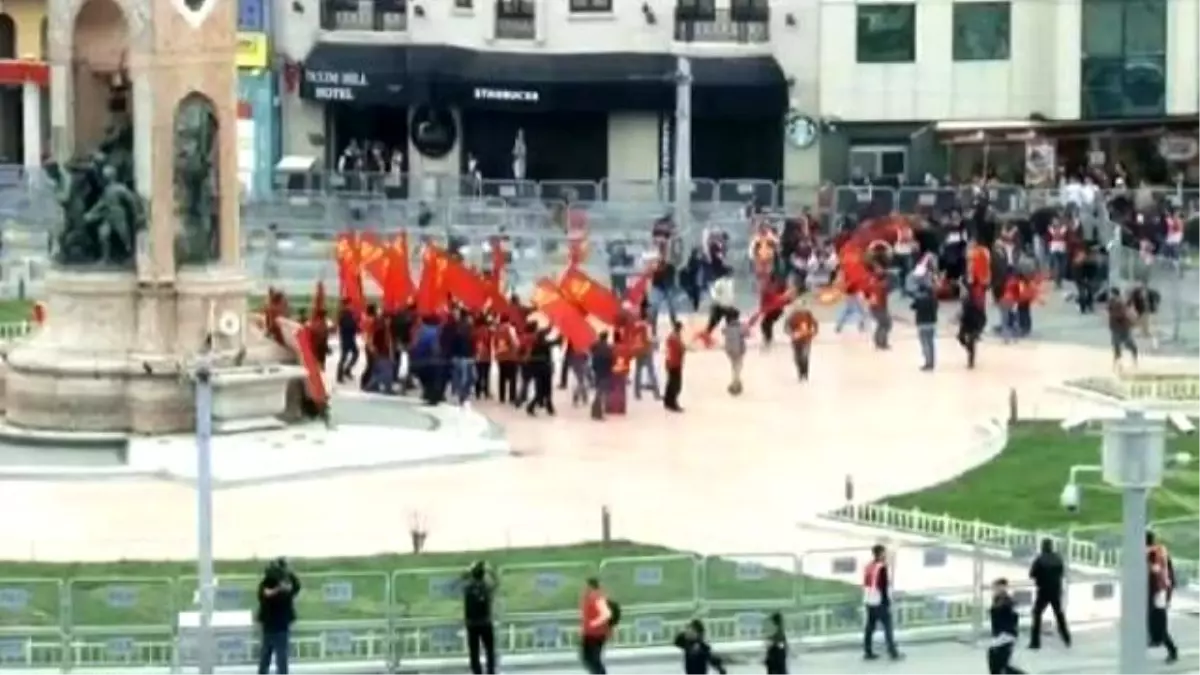 Taksim Meydanı\'na Koşarak Giren Gruba Polis Müdahalesi (1)