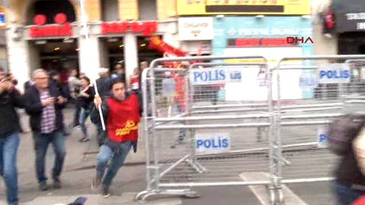 Taksim Meydanı\'na Koşarak Giren Gruba Polis Müdahalesi
