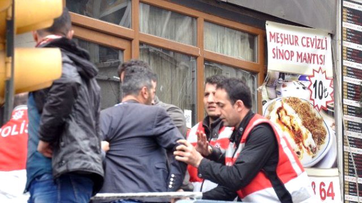 Tarlabaşı\'nda Seyyar Satıcı-Polis Gerginliği
