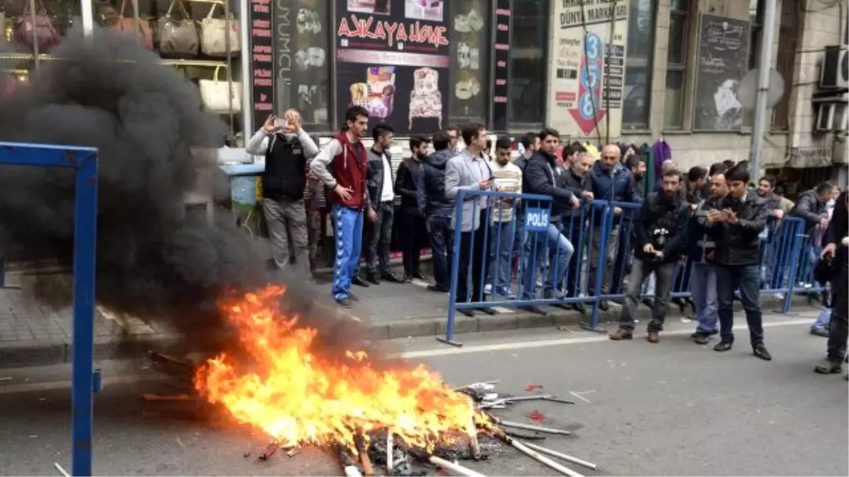 Trabzon'da Gergin 1 Mayıs! HDP'lilerin Afişleri ve Pankartları Yakıldı