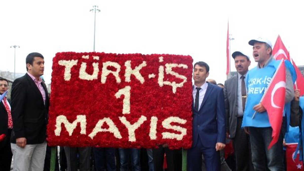 Türk-iş Üyeleri Kazancı Yokuşu\'na Karanfil Bıraktı