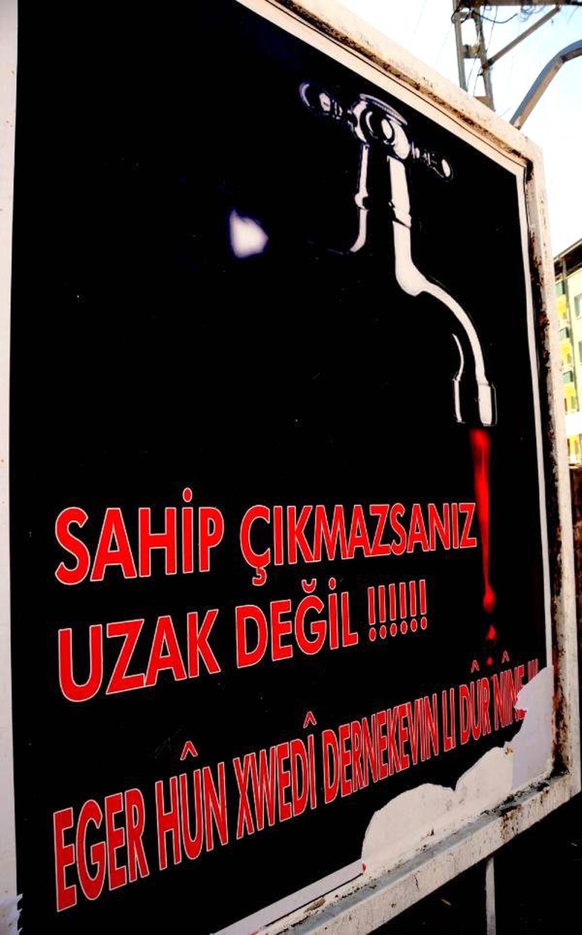 Van\'da Kan Akan Çeşme Afişi Tartışması