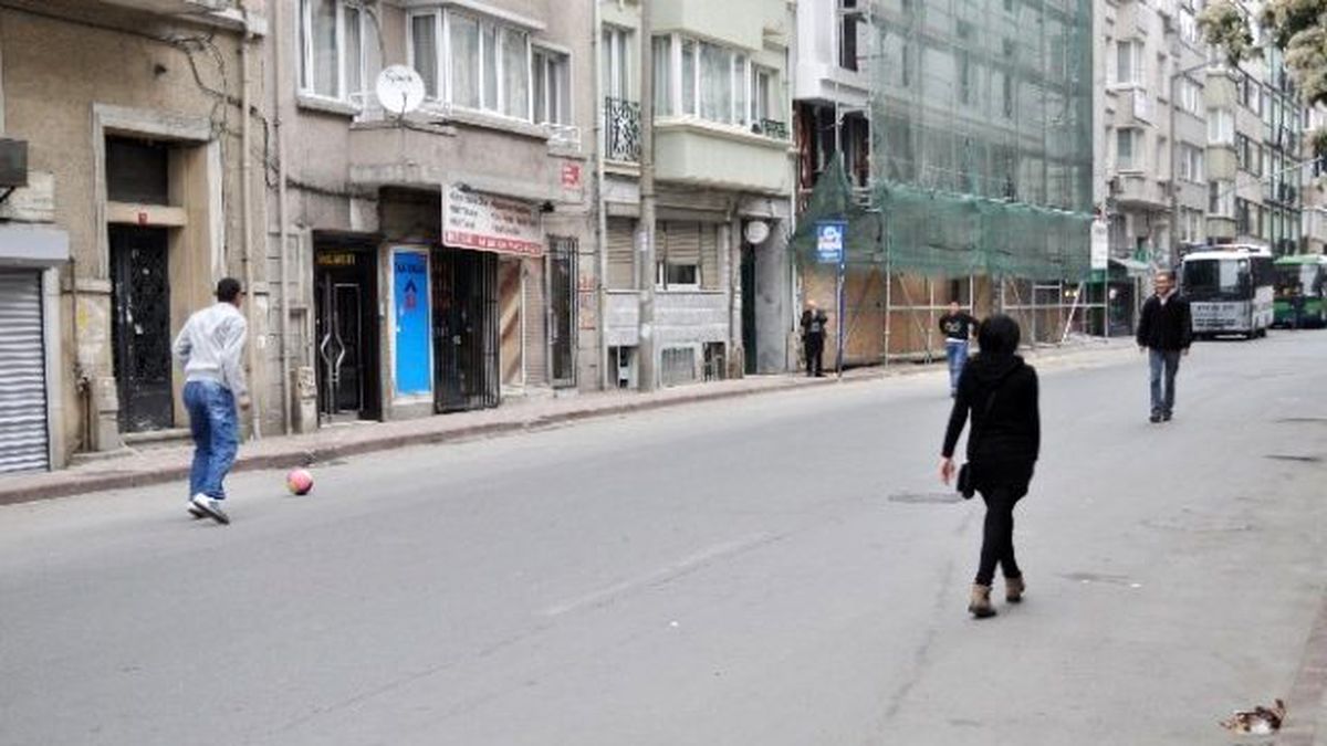 Yollar Trafiğe Kapandı, Meydan Top Oynayan Çocuklara Kaldı