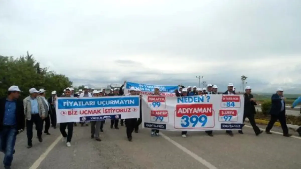 Adıyaman Havaalanı\'nda \'Pahalı Uçak Bileti\' Protestosu