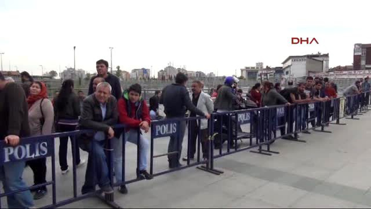 Adliye Önünde "1 Mayıs Gözaltıları? Bekleyişi