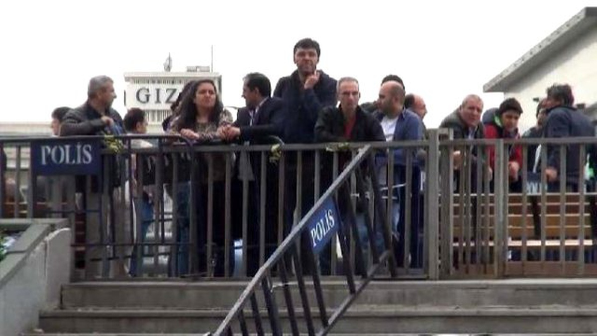 Adliye Önünde 1 Mayıs Gözaltısı Bekleyişi