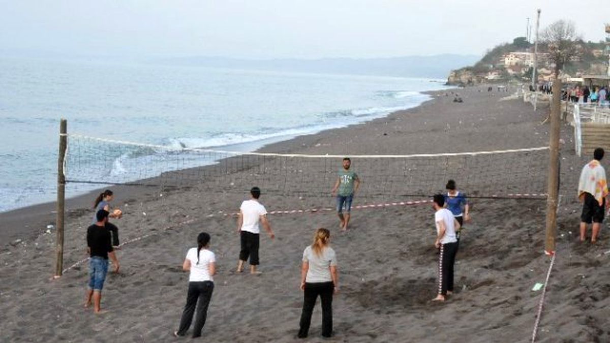 Akçakoca\'da Kum Voleybolu Keyfi