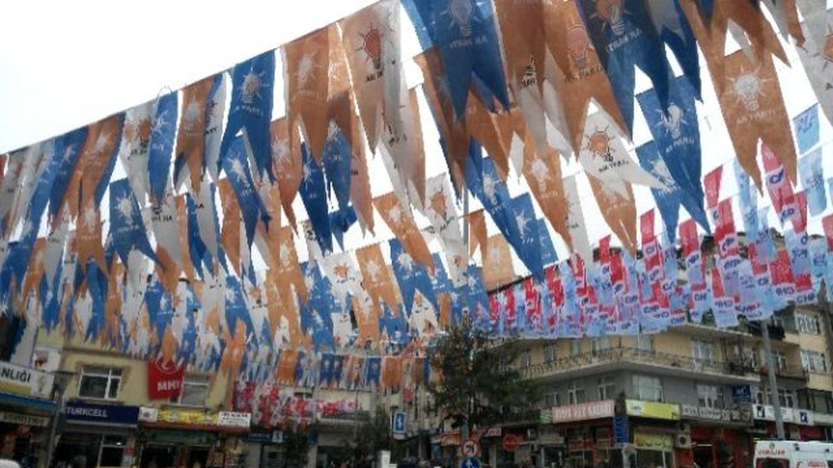 Akçakoca\'da Şehir Meydanı Bir Gelinlik Gibi Süslendi