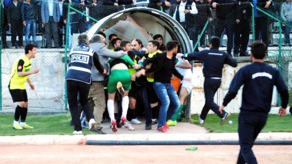 Amatör Maçta Futbolcular Kavga Etti