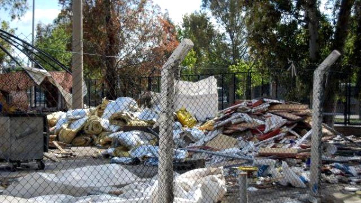 Atatürk Stadı\'nın Antrenman Sahası Çöplükten Kurtuluyor