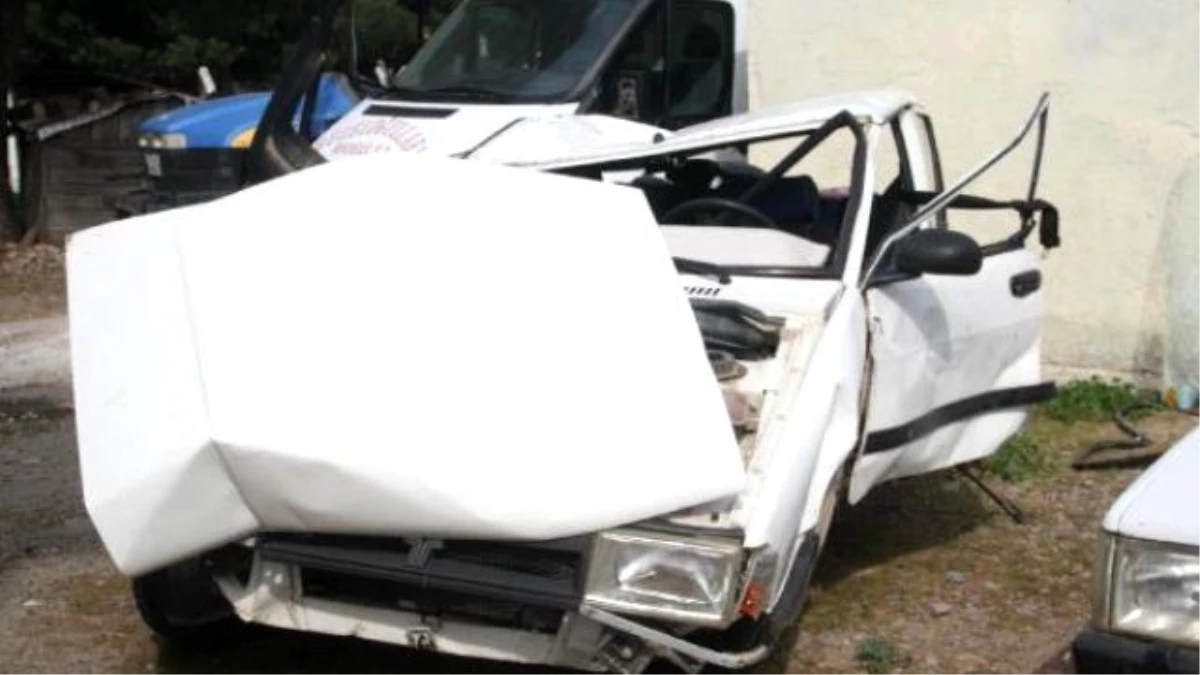 Bergama\'da Otomobil Tır\'a Yandan Çarptı: 1 Ölü, 1 Yaralı