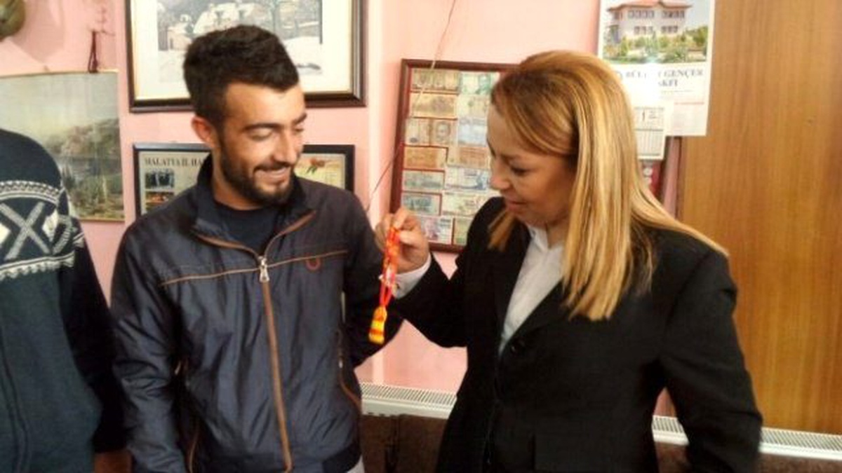 Çalık\'a Sarı-kırmızı Tespih Hediye Etti