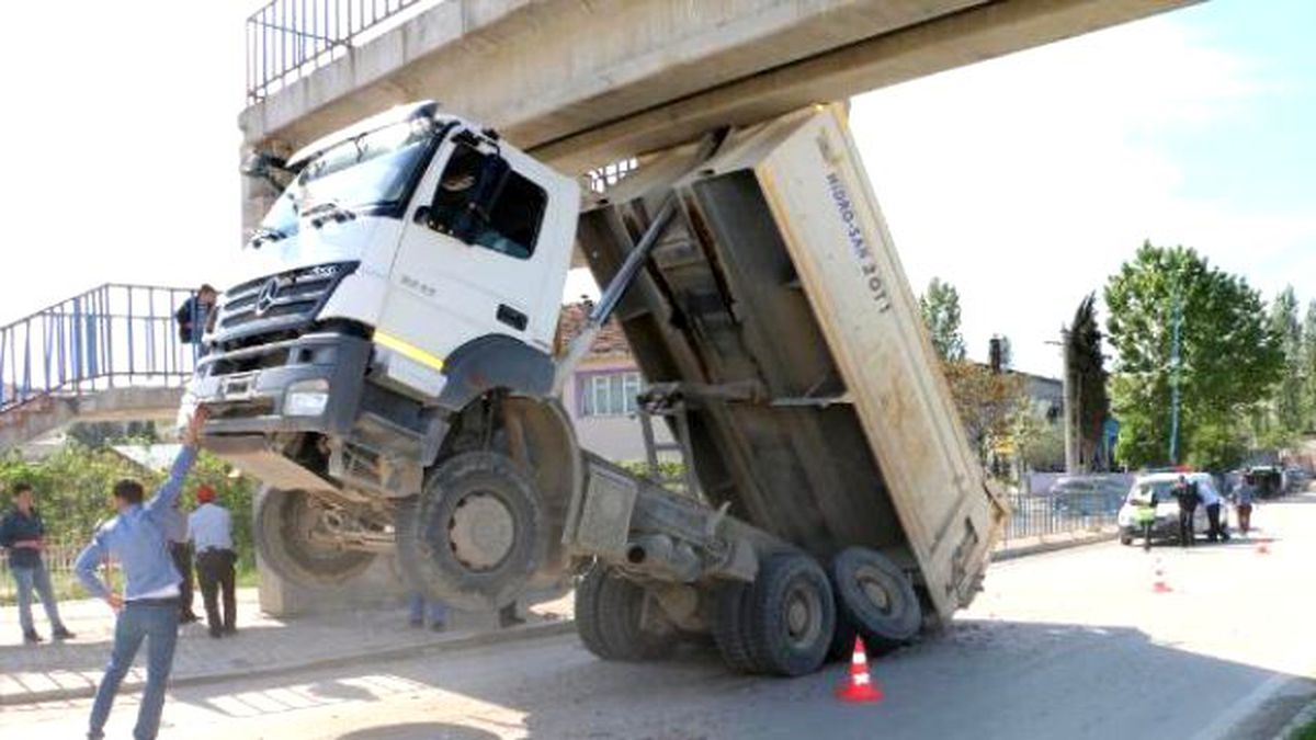Damperi Açılan Kamyon Üst Geçide Takıldı