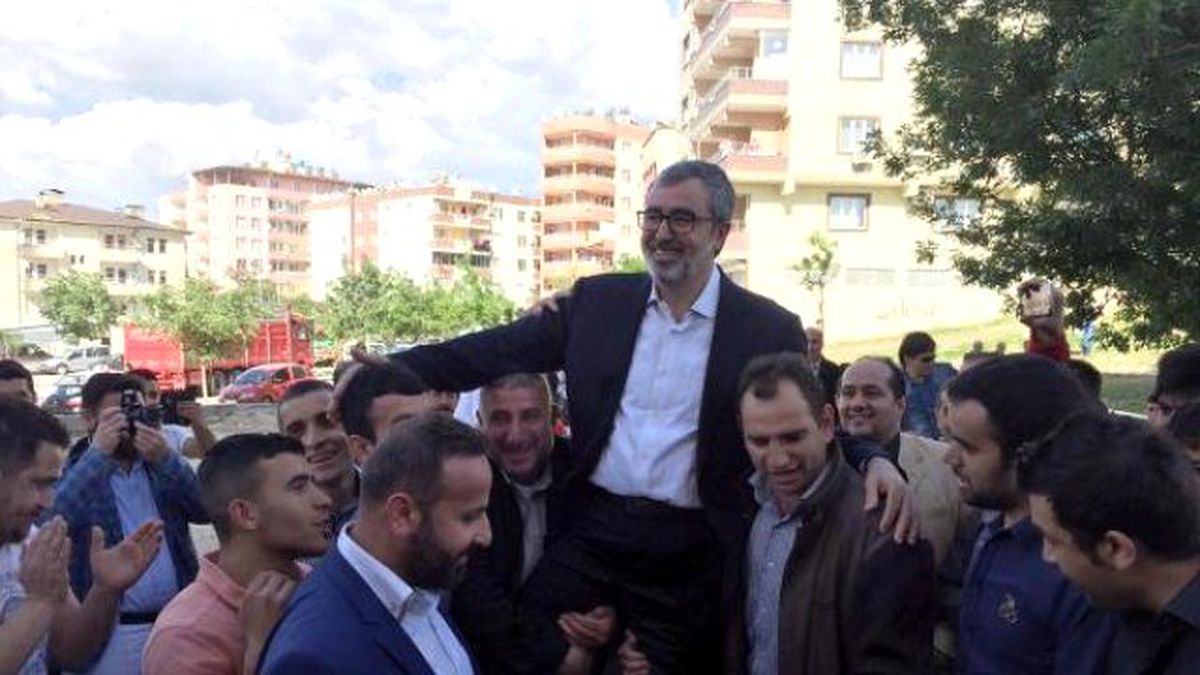 Fadıl Akgündüz, Halaylarla Seçim Bürosu Açtı