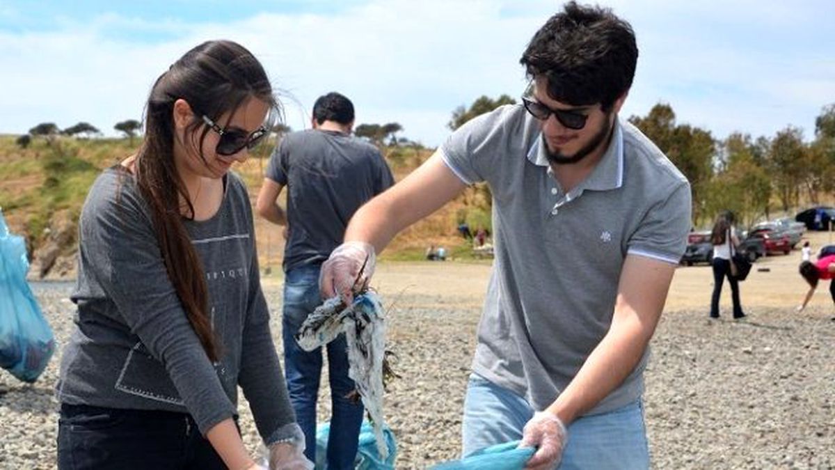 Gönüllüler, Foça\'da Kıyı ve Sualtı Temizliği Yaptı