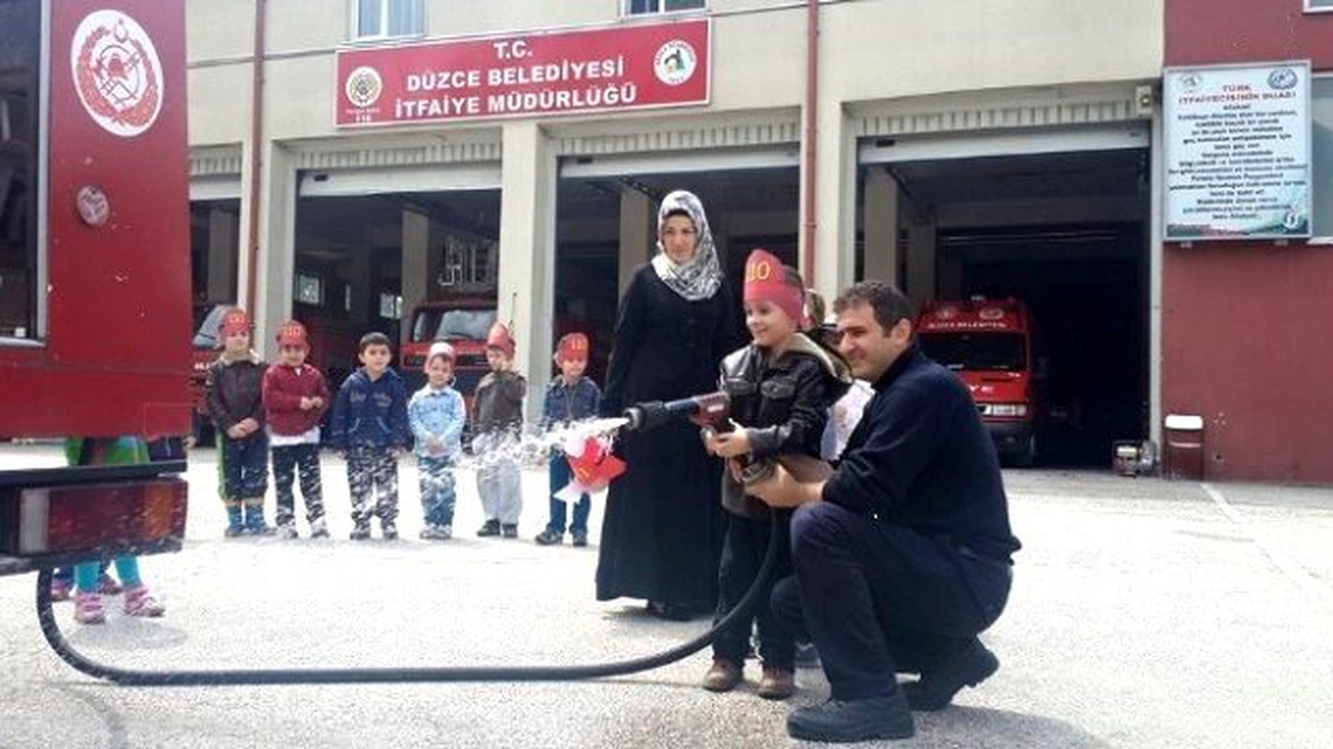 İtfaiyeciler Minik Ziyaretçilerini Ağırladılar