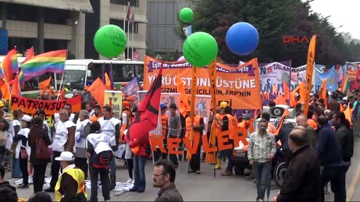İzmit - Simitini Isıra Isıra 2 Kilometre Yürüdü
