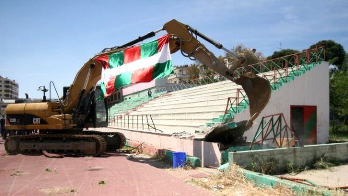 Karşıyaka Stadı\'na İlk Kazma Vuruldu