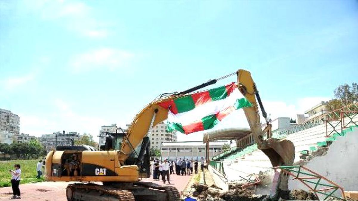 Karşıyaka Stadı\'na İlk Kazma Vuruldu