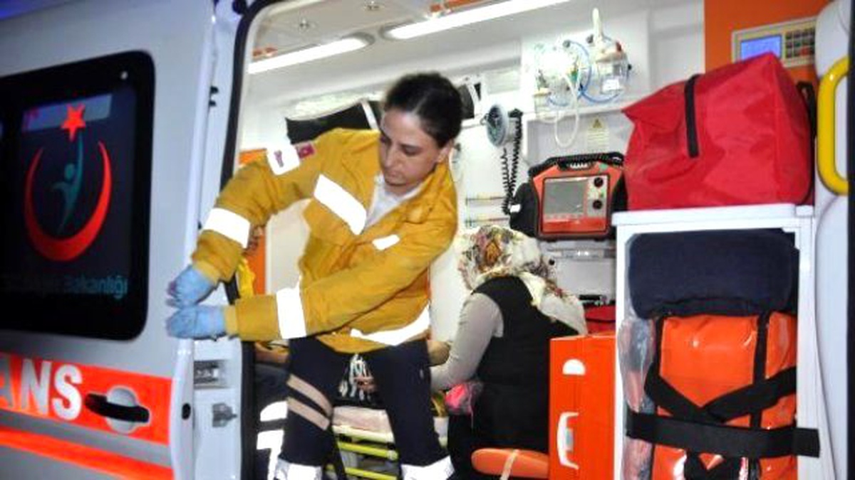 Kavşakta Çarpışan 2 Otomobilden Biri İkiye Bölündü: 8 Yaralı