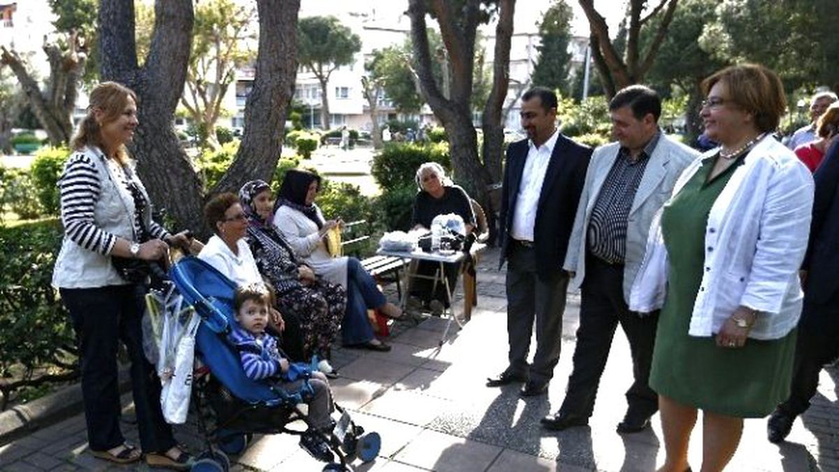 Konak\'ın Parklarına Çocuk Eli Değecek