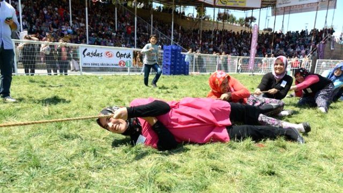Kumluca\'da Kadınlar Erkeklere Taş Çıkarttı