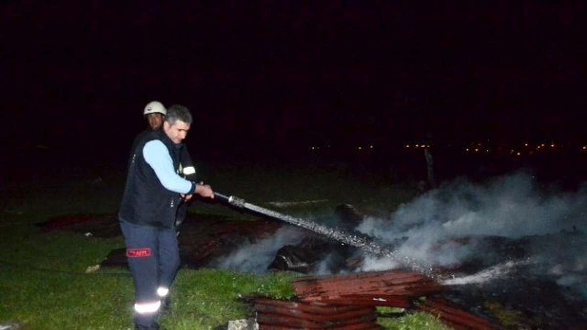 Mezarlık Yanında Çıkan Yangın Paniğe Neden Oldu