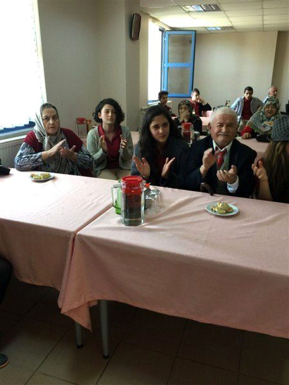 Öğrencilerden Huzur Evinde Müzik Dinletisi