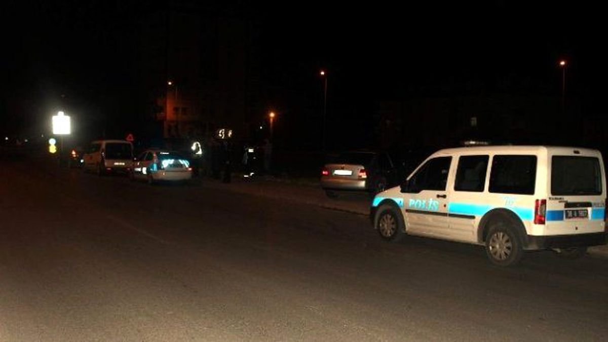 Otomobil Kaldırıma Çıktı: 2 Yaralı
