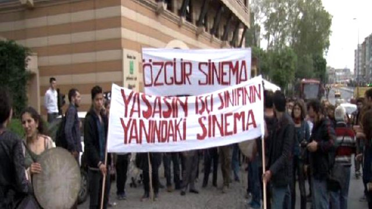 Oyunculardan Sinema Sansürüne "Hayır" Yürüyüşü