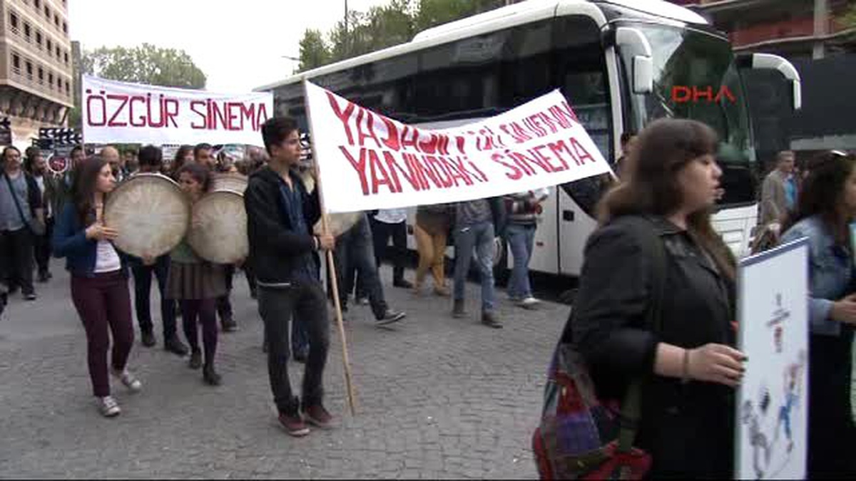 Oyunuculardan Sinema Sansürüne ?hayır" Yürüyüşü