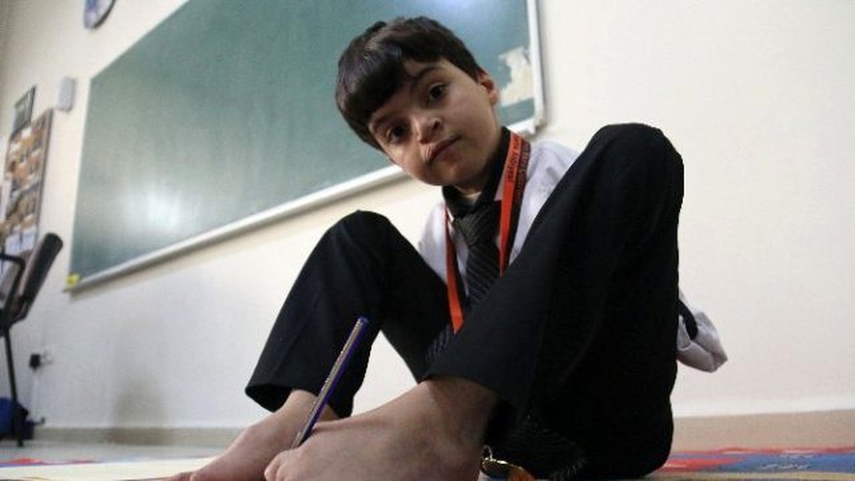 Ayağıyla Çizdiği Resimleri Satarak Aile Bütçesine Katkı Sağlıyor