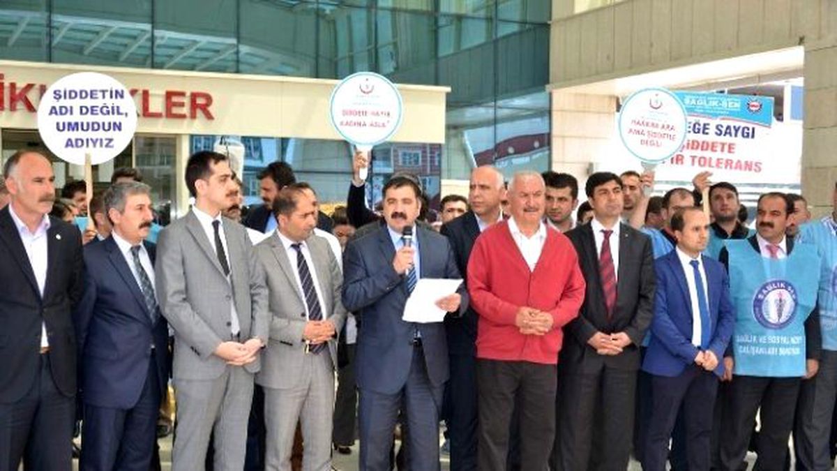 Sağlık Çalışanları \'Şiddeti\' Protesto Etti