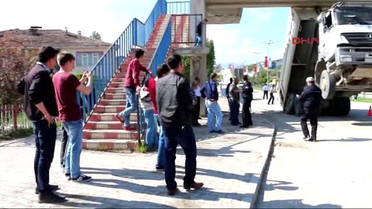 Samsun - Damperi Açılan Kamyon Üst Geçide Takıldı