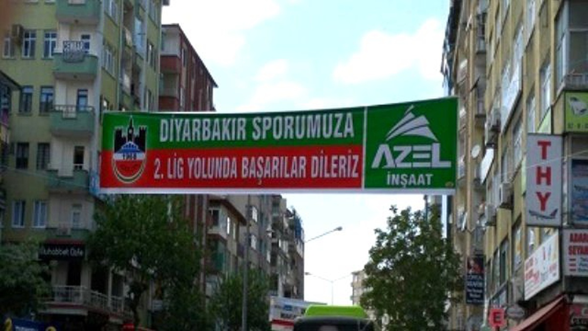 Şehir Yeşil-Kırmızılı Bayraklarla Donatılıyor