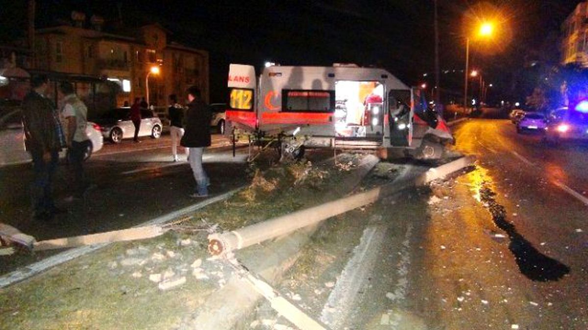 Silifke\'de Ambulans Kaza Yaptı: 2 Yaralı