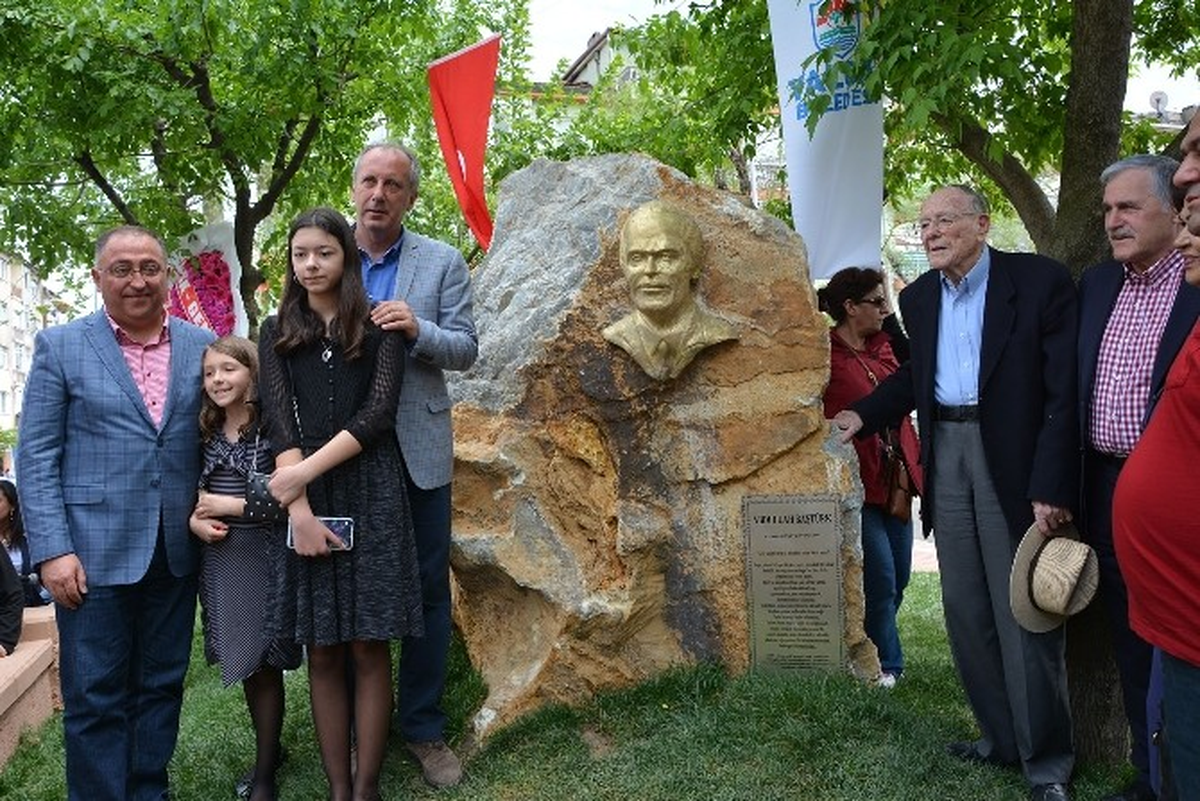 Süleyman Çelebi Darbe Döneminde Koğuş Arkadaşı Baştürk\'ün Heykelini Açtı