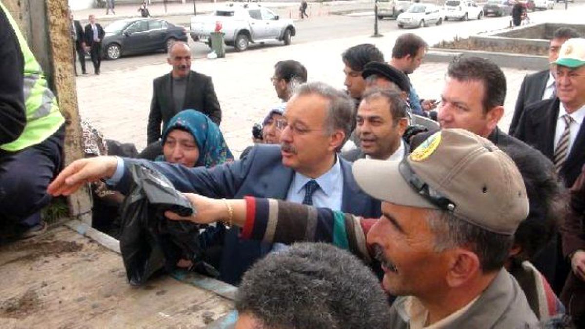 Vali Fidan Dağıttı