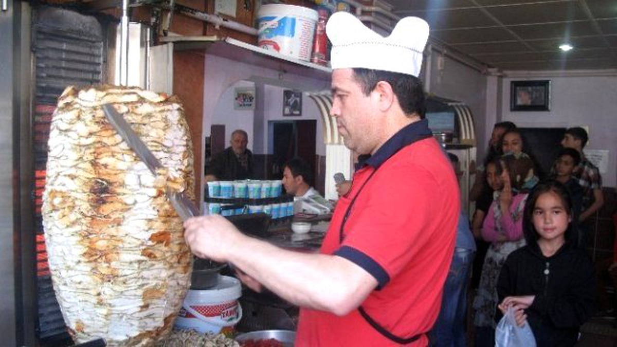 Vatandaşlara Bedava Döner ve Yemek Dağıttı