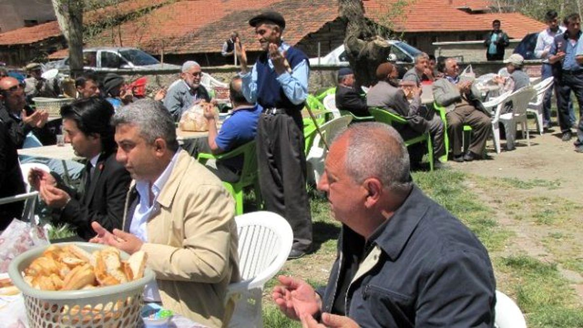 Yukarı Yoncaağaç Köyü\'nde Bin 500 Kişiye \'Hayır Yemeği\'