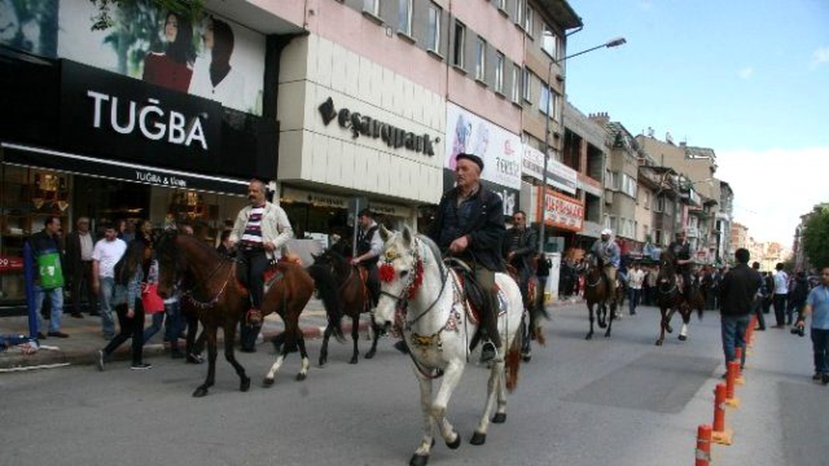 Afyonkarahisar\'da Türkçülük Günü Yürüyüşü