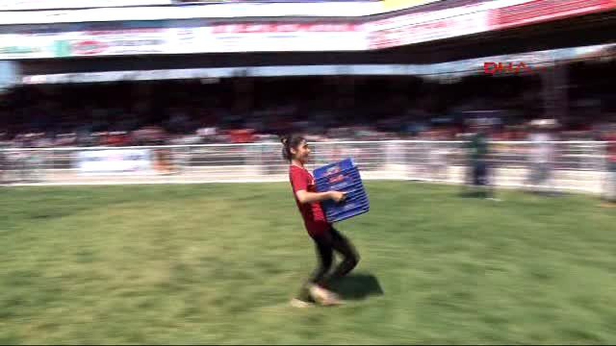 Antalya Kadınlar Halat Çekip, Domates Yiyerek Yarıştı