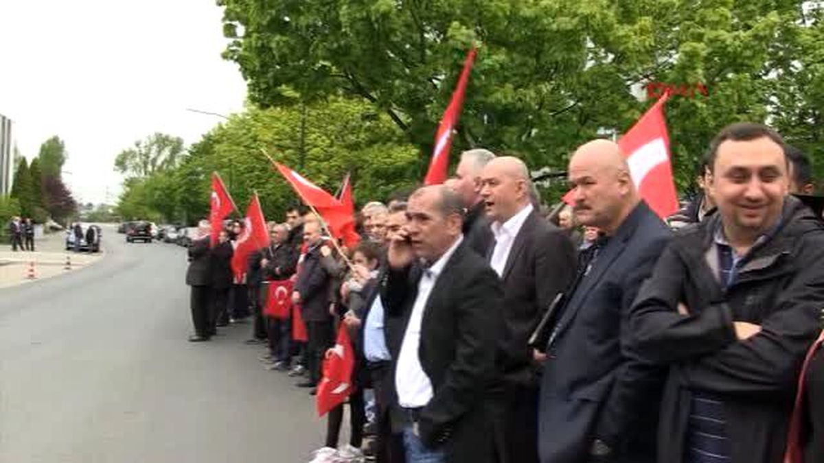Başbakan Davutoğlu\'na Düsseldorf\'ta Sevgi Gösterisi