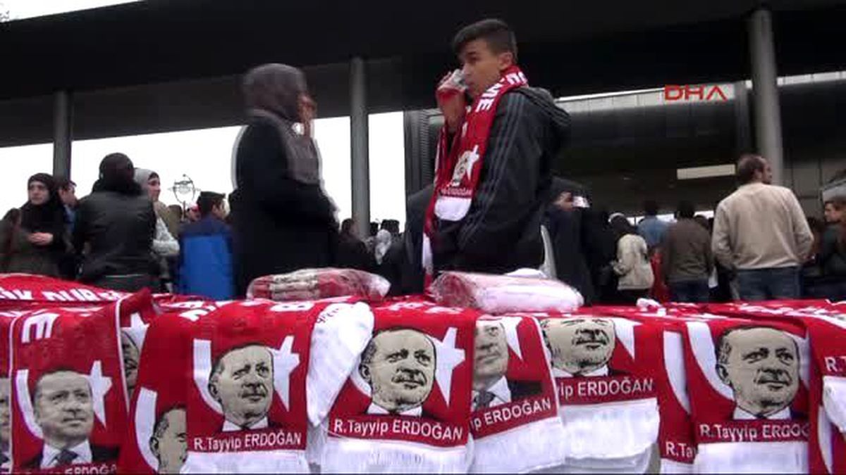 Başbakan Davutoğlu\'nun Dortmund Mitingi Öncesinde İçeride Coşku, Dışarıda Protesto