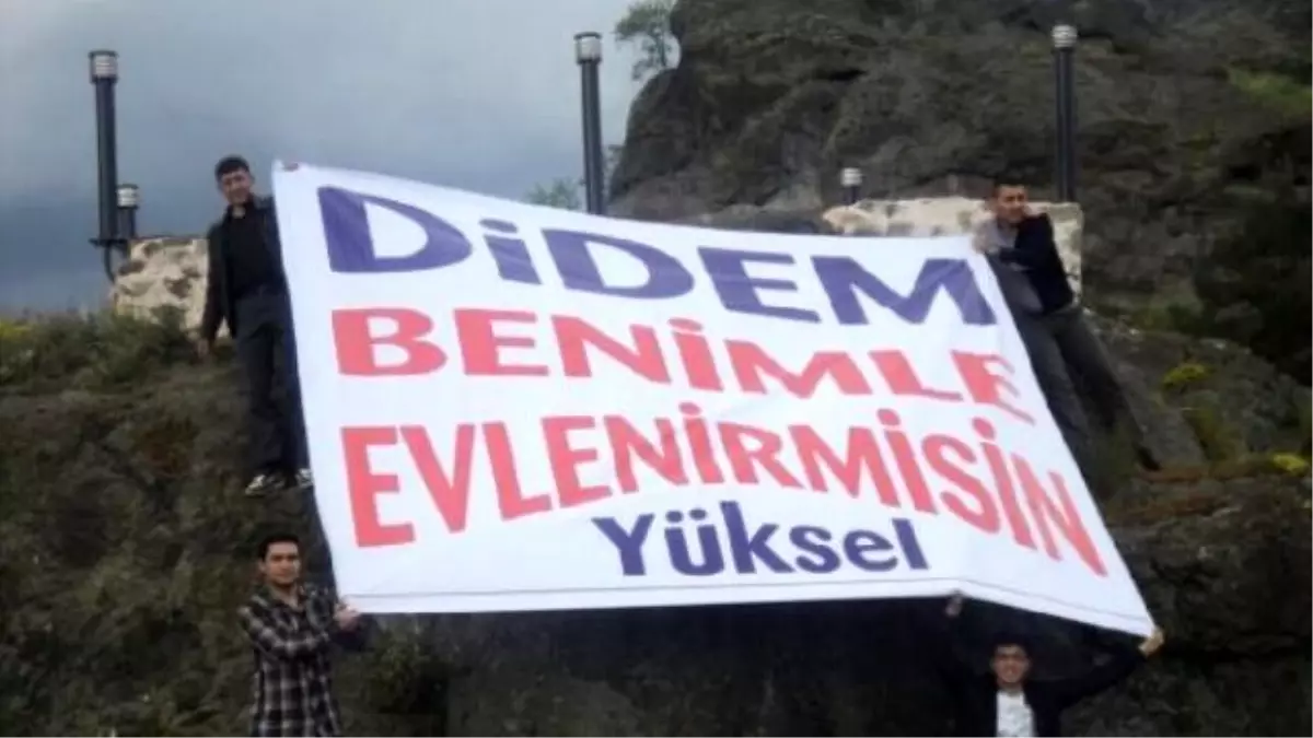 Başhekim, Tarihi Kaleden Pankart Açtırıp Evlenme Teklif Etti