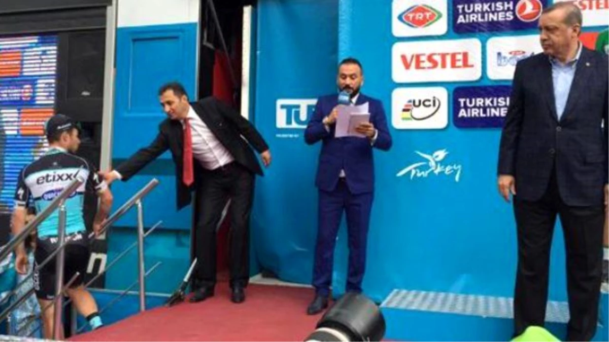 Erdoğan, Podyumdan İnmek İsteyen Bisikletçiye Bakakaldı
