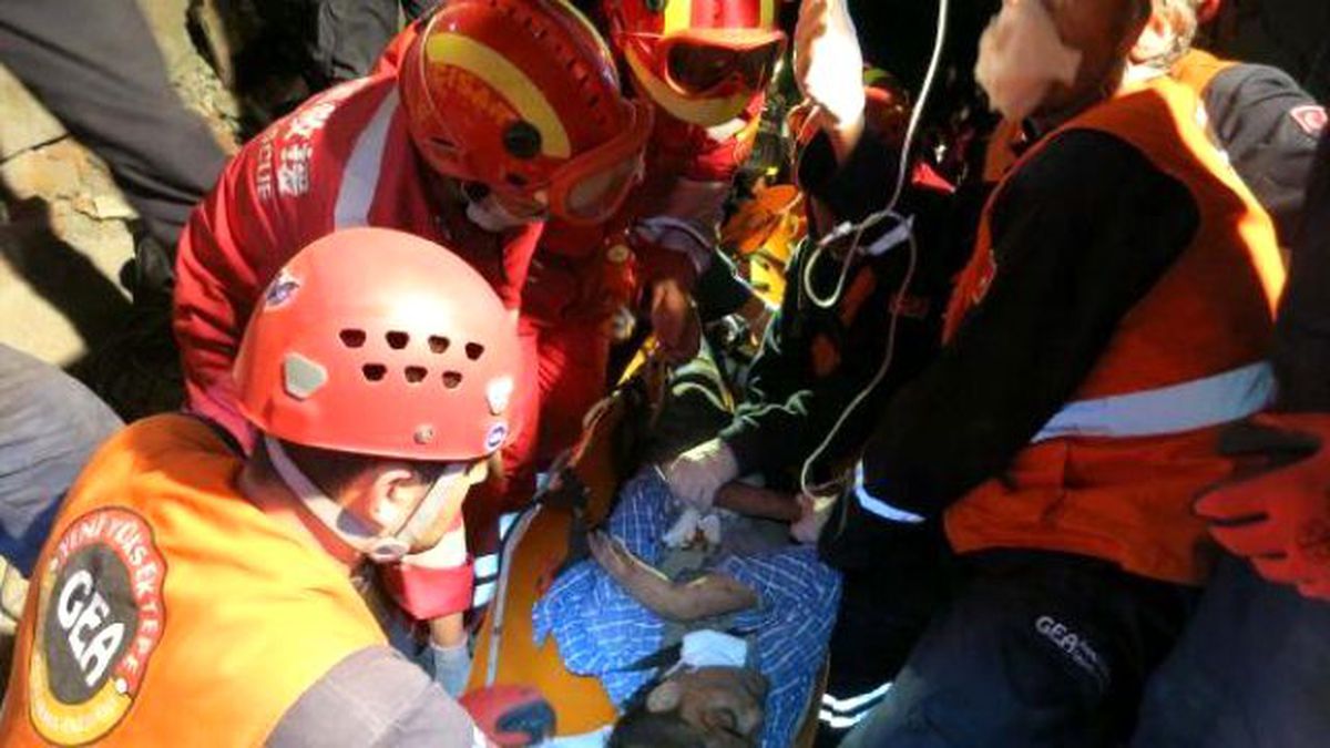 Gea Ekibi İki Depremzedeyi Hayata Döndürdü