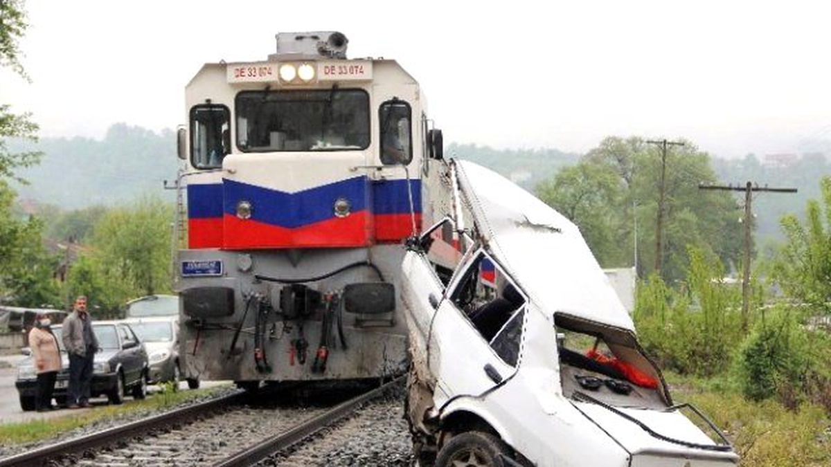 Hemzemin Geçitte Tren Otomobili Biçti: 1 Ölü, 1 Yaralı