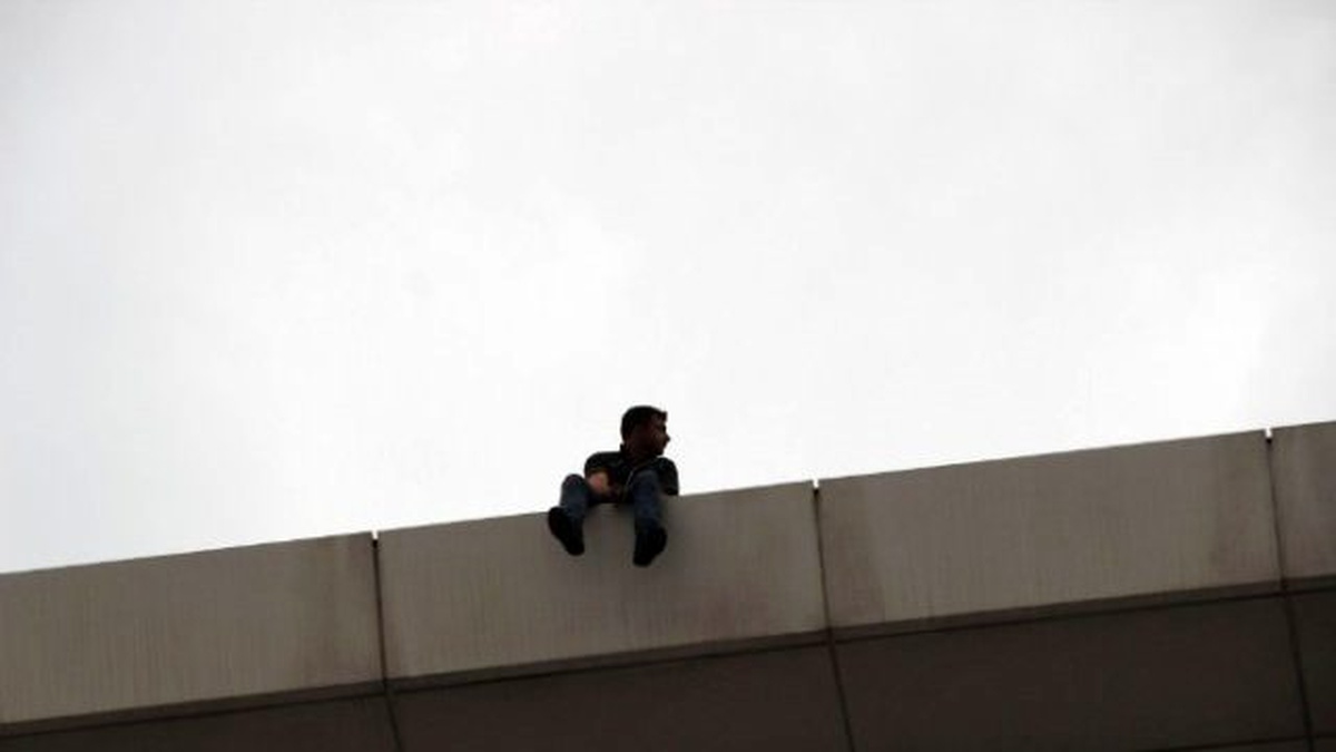 İntihar Etmek İsteyen Kişiye Yemek Ismarlayıp Alışverişe Götürdüler